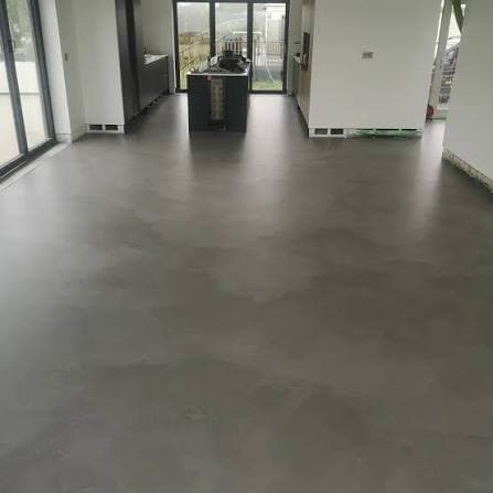 Otvoreni stambeni prostor s mikrocement podom