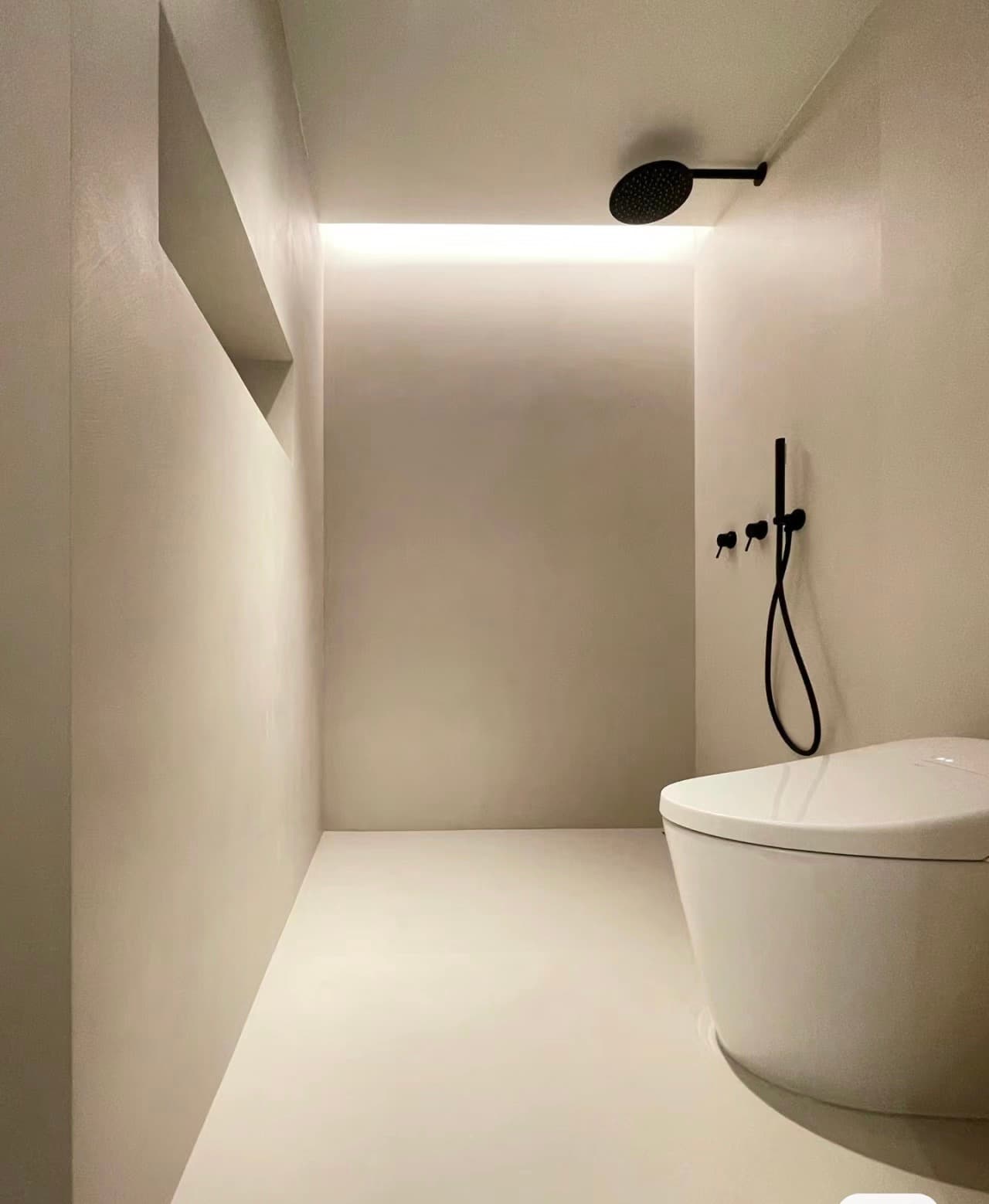 Minimalistička tuš niša u mikrocementu